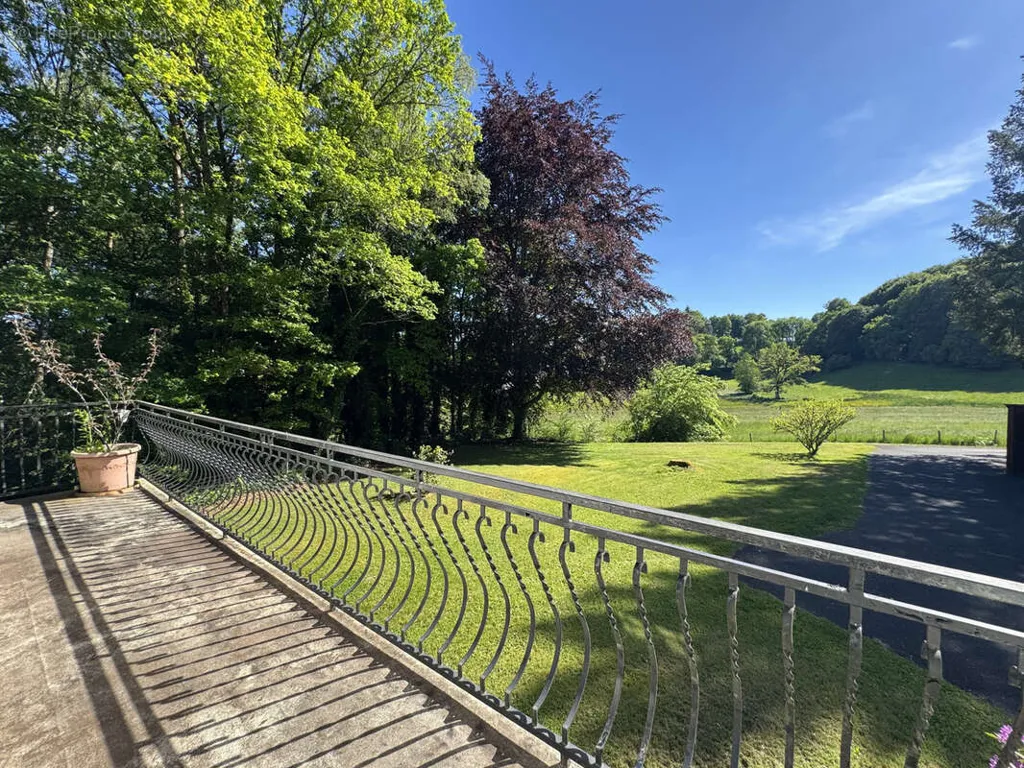 Balcon - Maison avec Jardin et Sous-Sol à Ussel