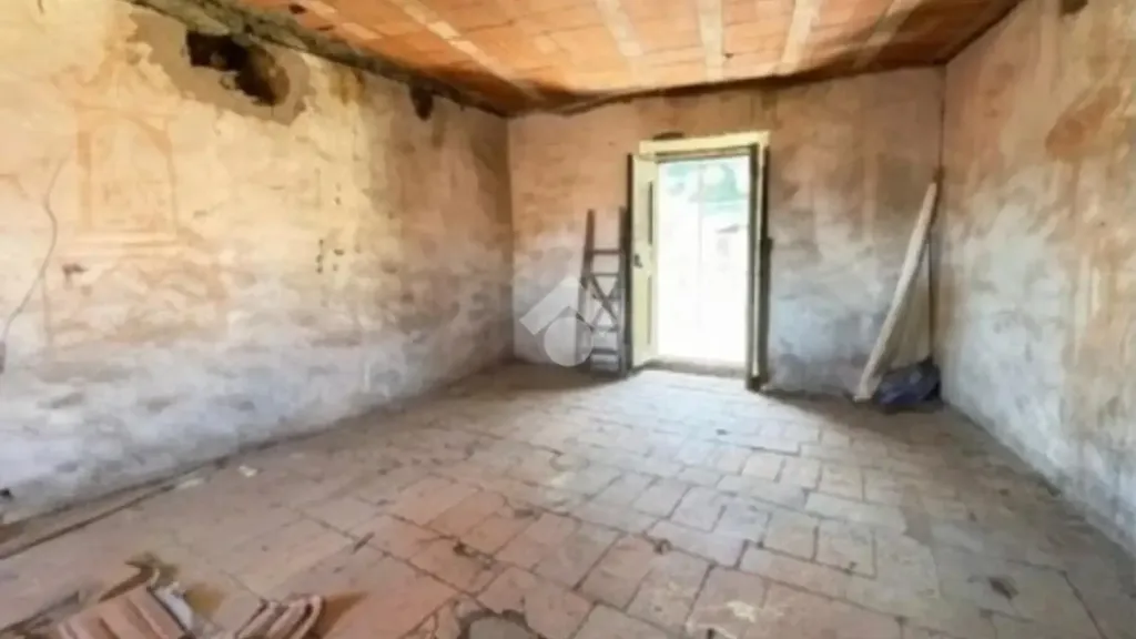 Pièces - Terraced Rustic House in Bisuschio
