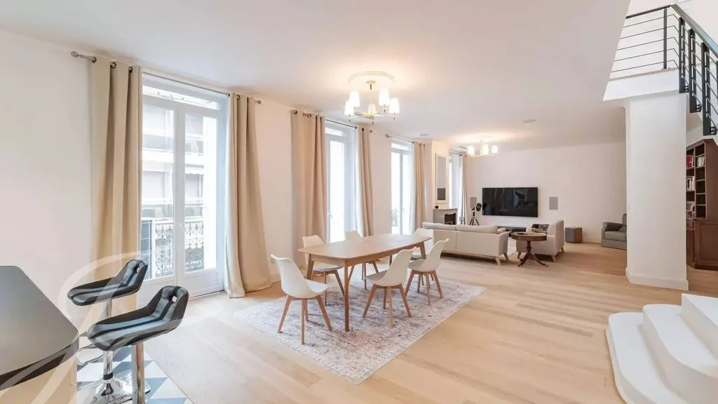Séjour - Appartement Duplex Rénové au Centre de Cannes