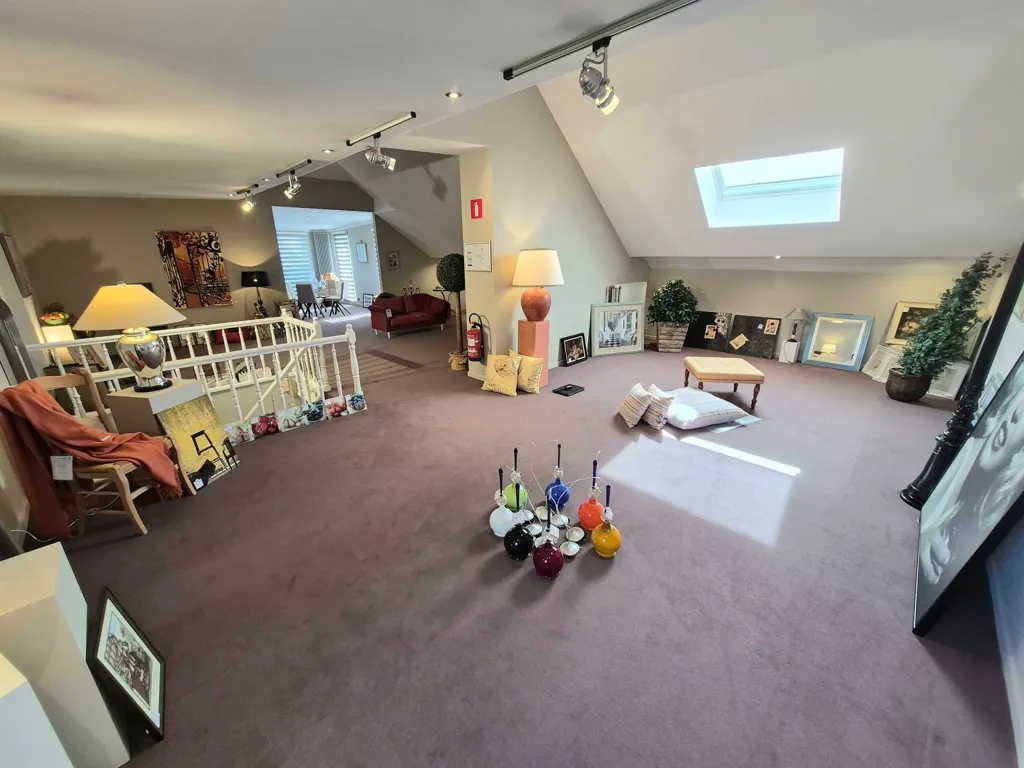 Rooms - Commercial Property with Loft in Mettet