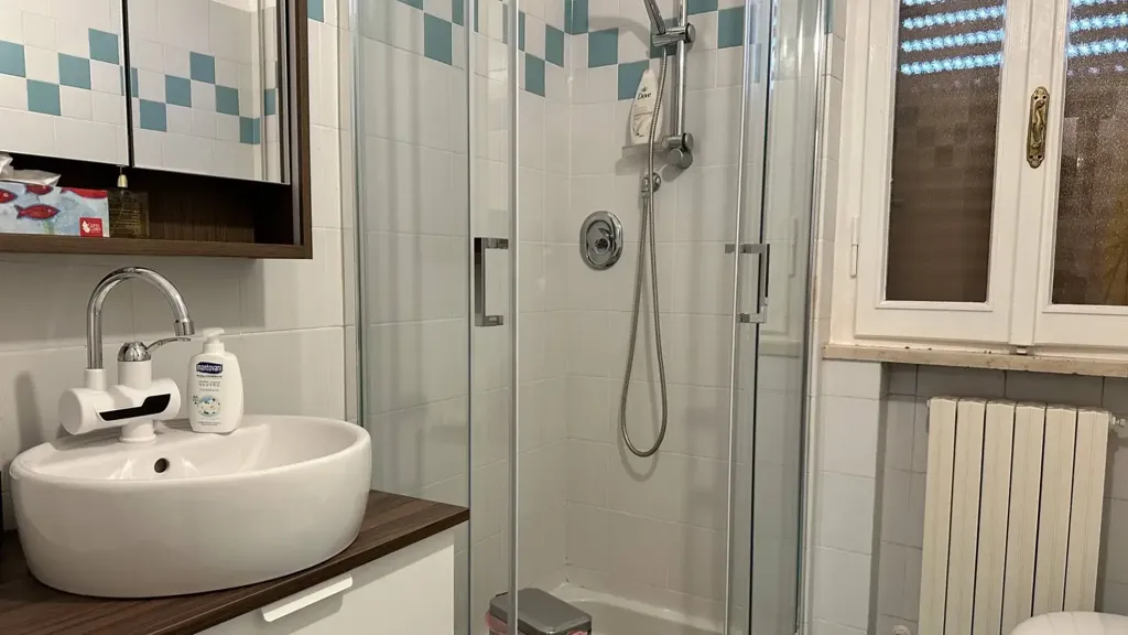 Bagni - Villa with Private Garden in Montegranaro, Pesaro