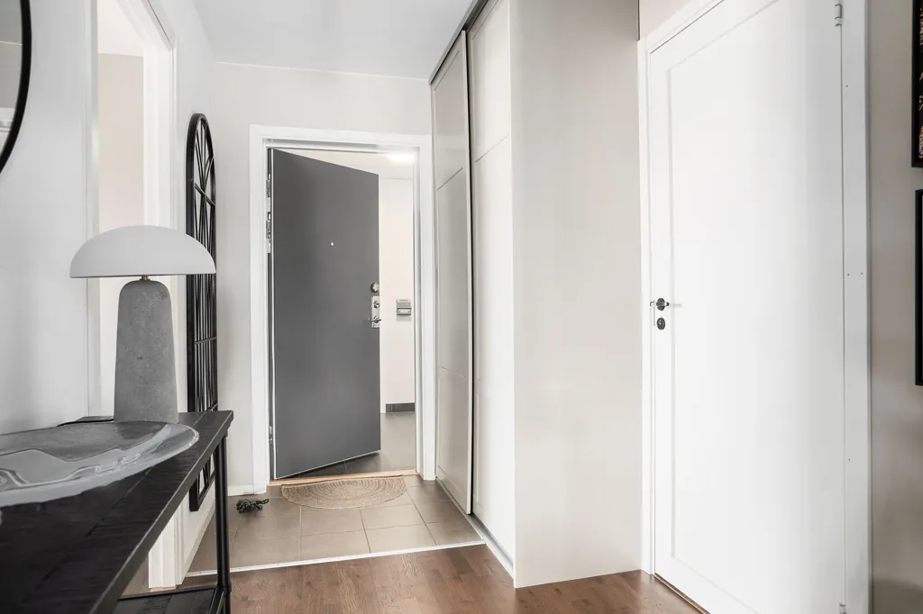 Hallway - Bostadsrätt with South-West Balcony in Teg