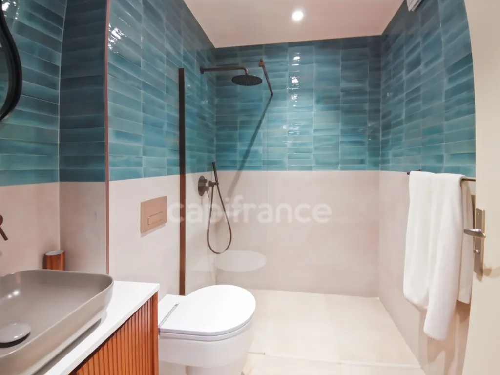 Bathrooms - Charming Hotel with Beachfront in Le Grau-du-Roi
