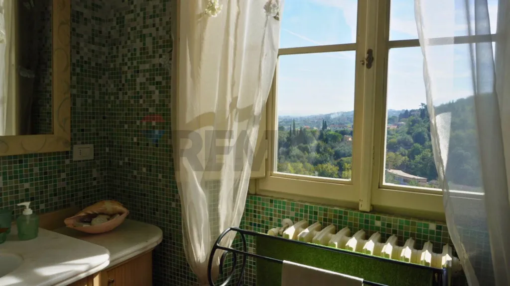 Salles de bain - Historic Villa with Panoramic Terrace in Lastra a Signa