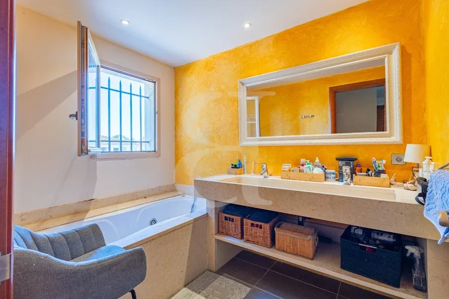 Salles de bain - Maison Contemporaine avec Piscine à Ménerbes