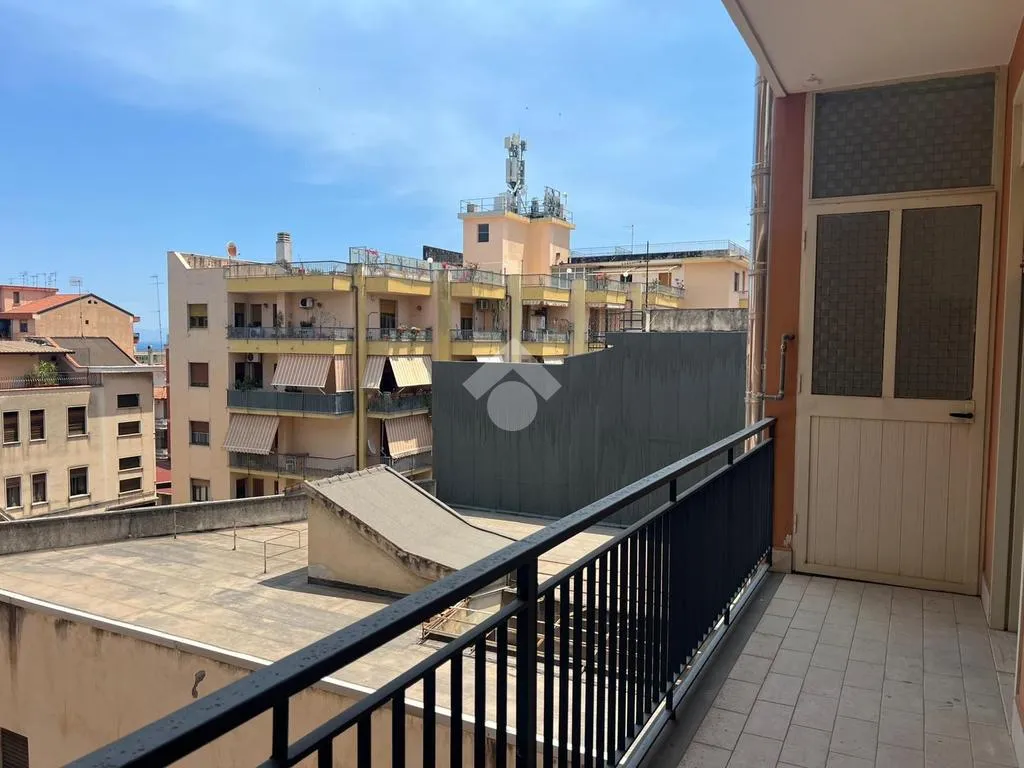Rõdu - Modernised Apartment with Balcony in Giarre