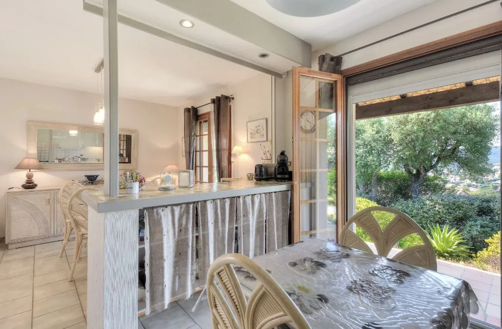 Terrasse - Villa Luxueuse avec Piscine et Vue Mer à Saint-Aygulf
