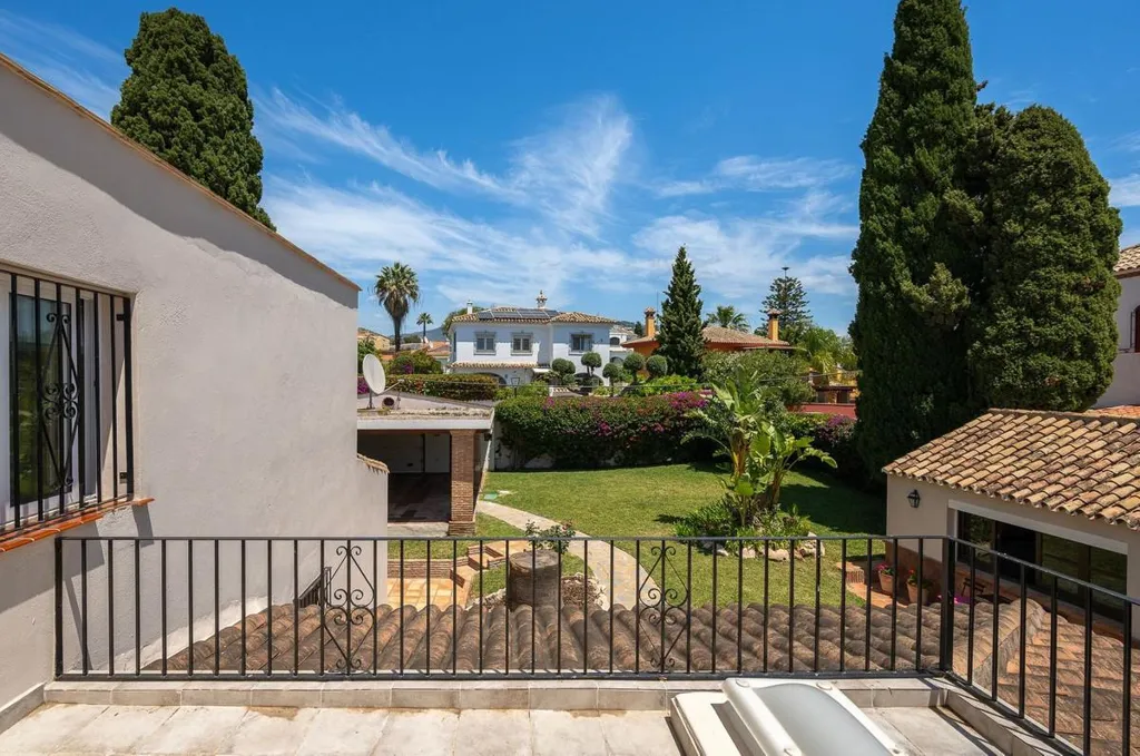 Terrasse - Detached Villa with Private Pool in Río Real, Marbella