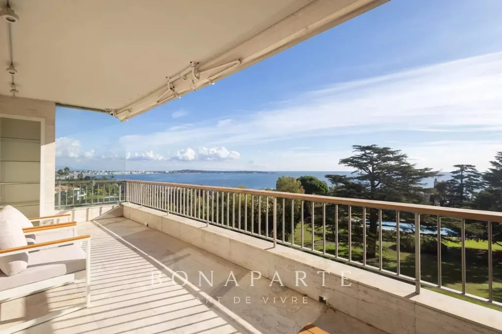 Balcon - Appartement Rénové avec Vue Panoramique à Cannes