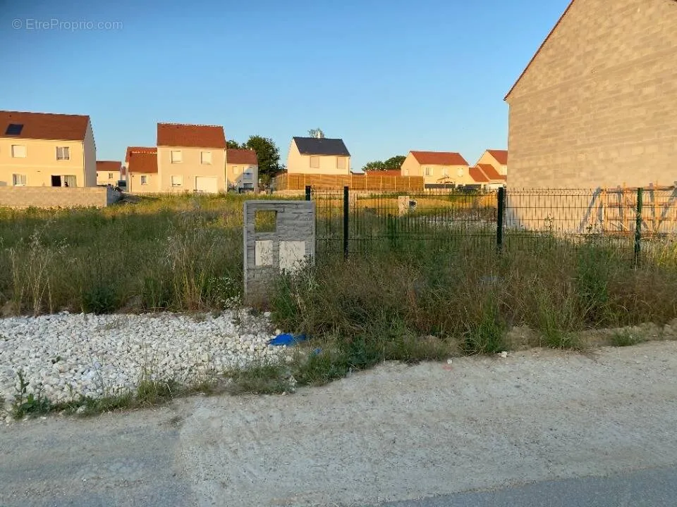 Giardino - Buildable Plot with Garden in Cuisy