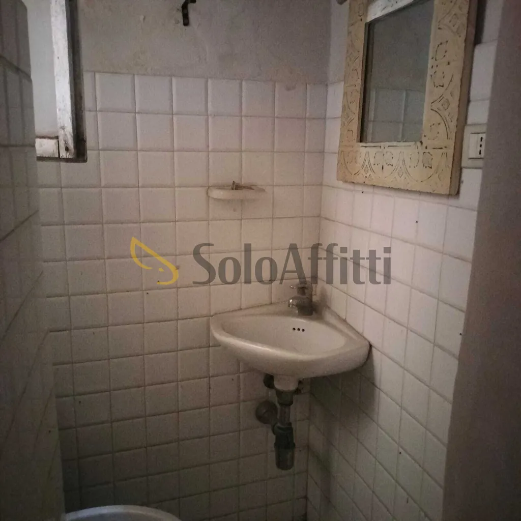 Salles de bain - Shop with Window Front in Porta al Prato, Florence