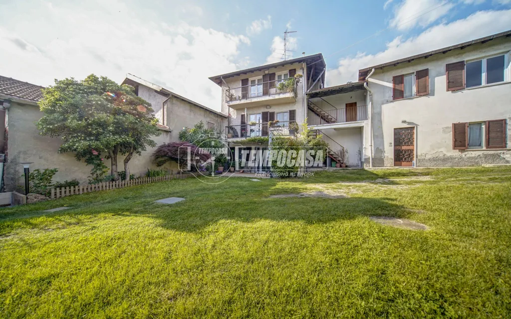 Aed - Semi-Detached House with Garden in Sumirago
