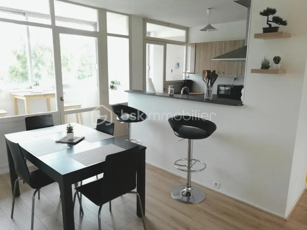 Söögituba - Central 3-Bed Apartment with Balcony in Saint-Brieuc