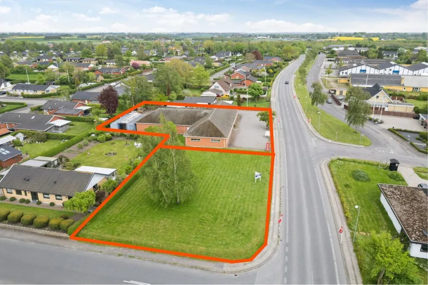Õhuvaade - Corner Plot for Business or Residential in Høng