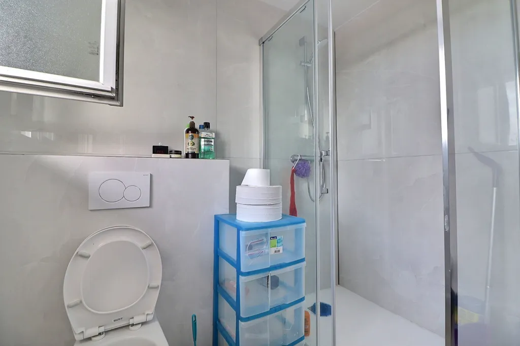 Vannitoad - Two-Bedroom Flat with Balconies in Ermont