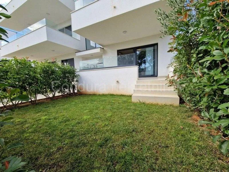 Aed - Apartment with Pool in Ugljan