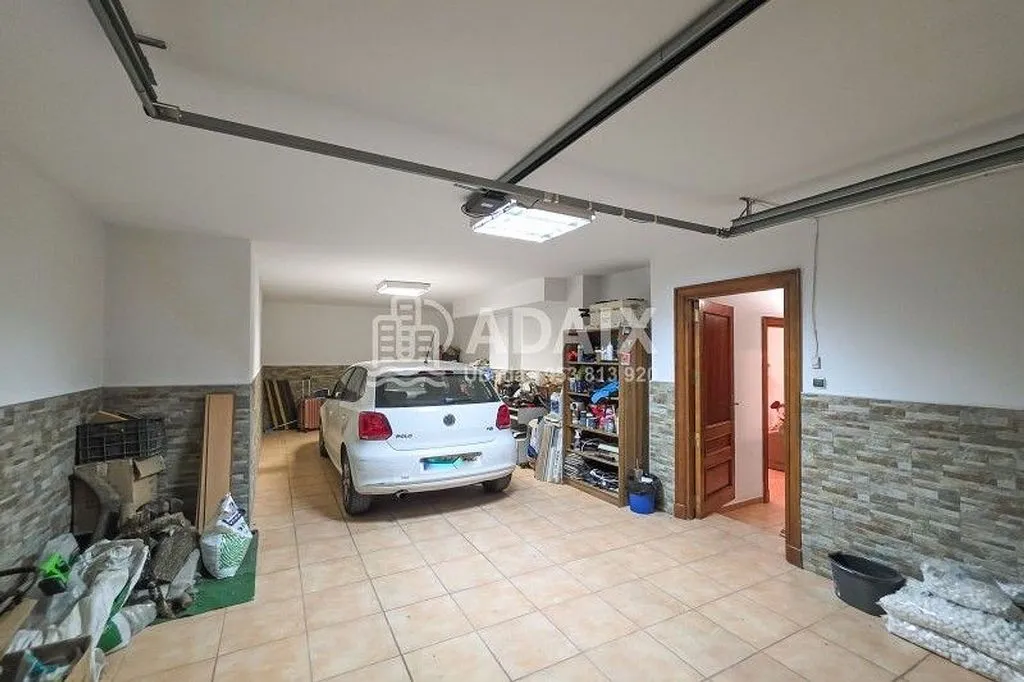 Garage - Chalet with Pool in Baeza, Jaén