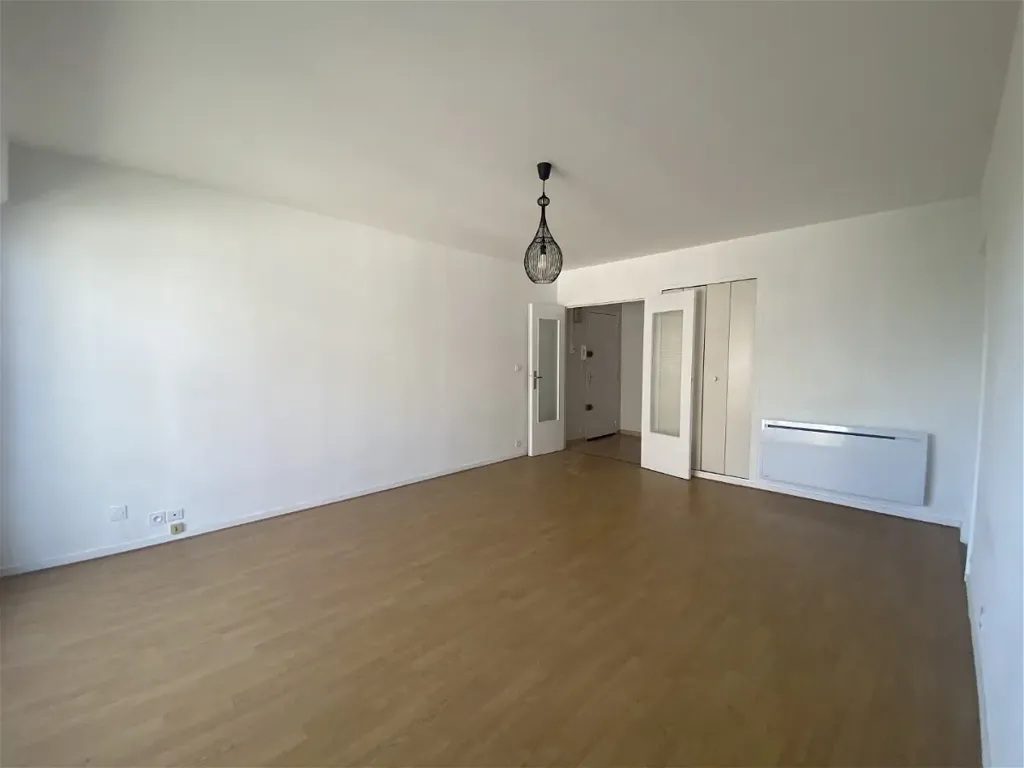 Toad - 1-Bedroom Apartment with Balcony in Châteauroux