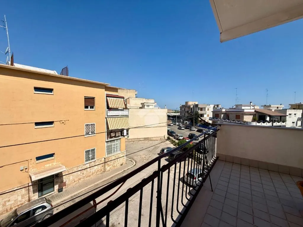 Balcon - 3-Room Apartment with Balcony in Bitonto