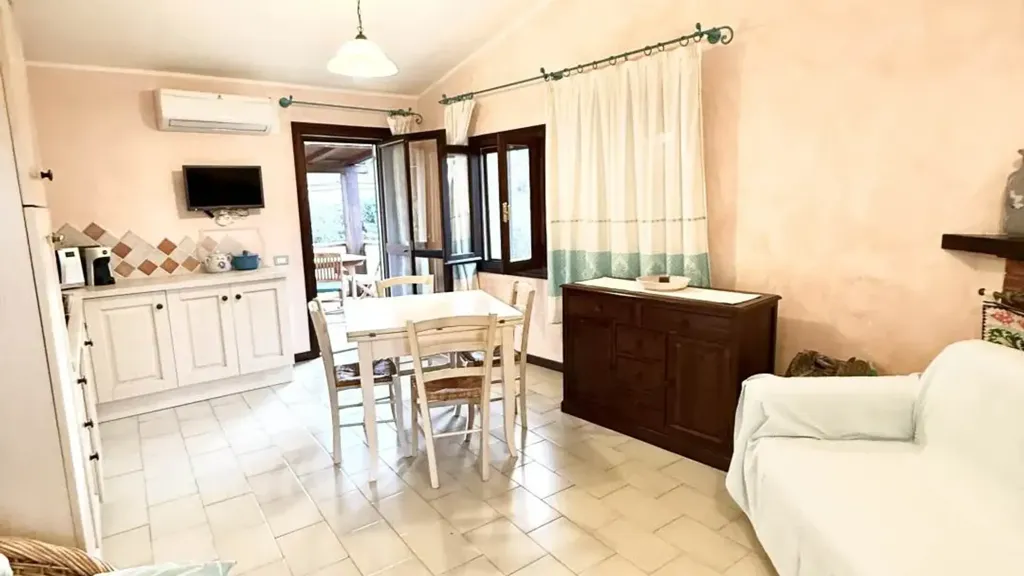 Dining Room - Rustic Apartment with Private Garden in Pula