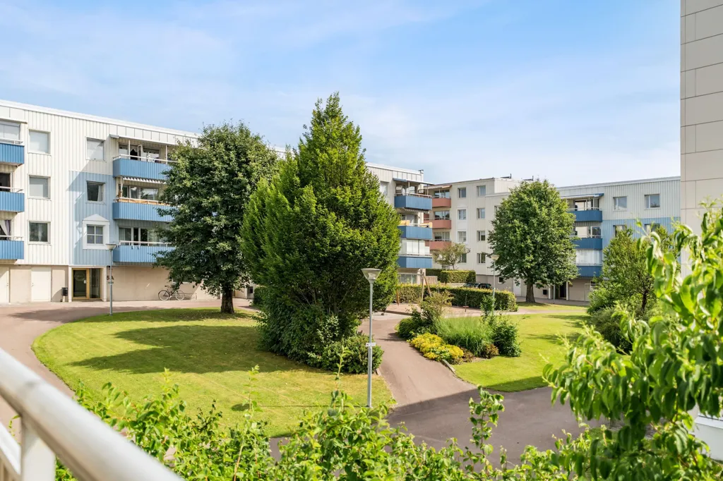 Garden - 2.5A Apartment with Balcony in Solbacken