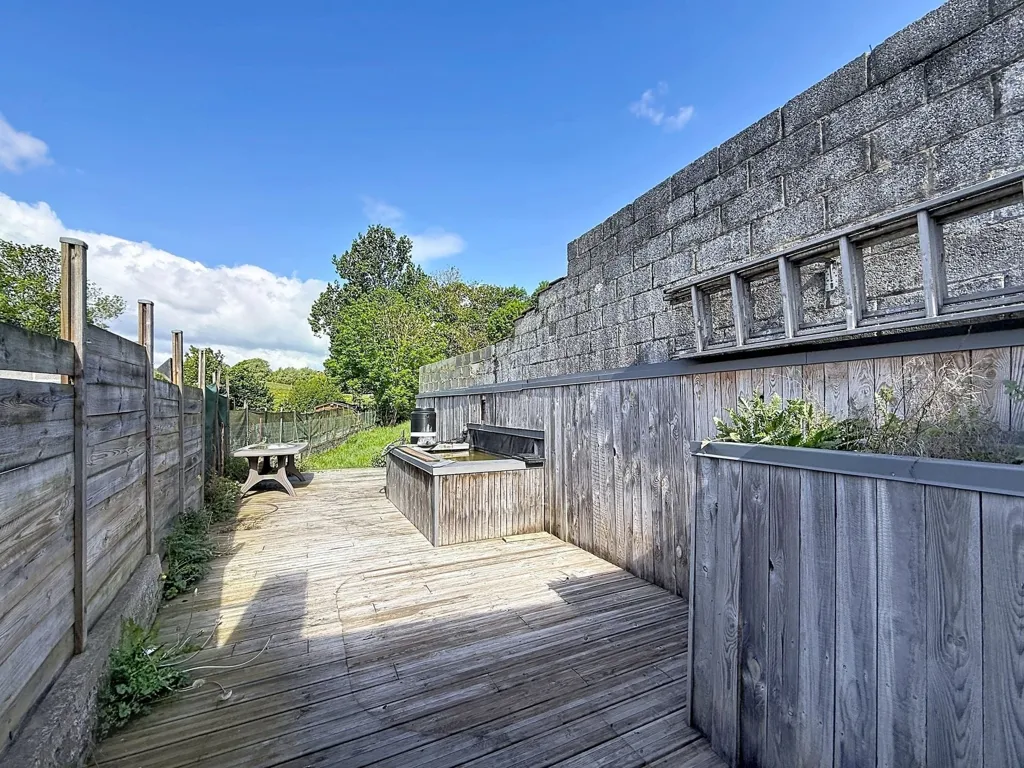 Giardino - House with Terrace in Quiet Residential Area, Courcelles