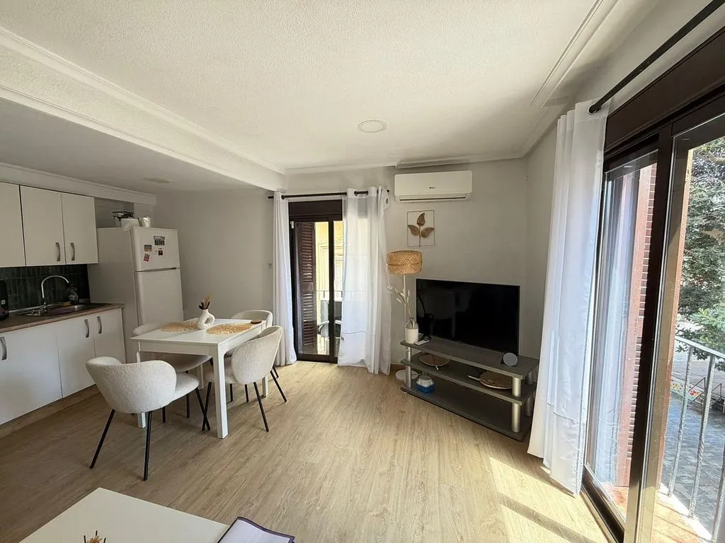 Sala da pranzo - Modernised Flat with Balcony in Historic Centre