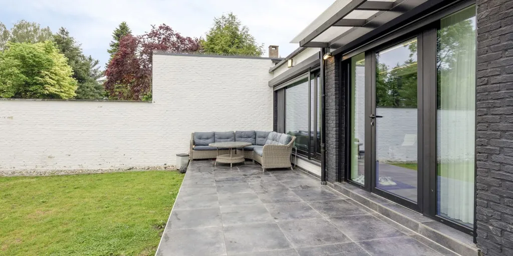 Terrace - Mixed-Use Property with Garden in Broechem