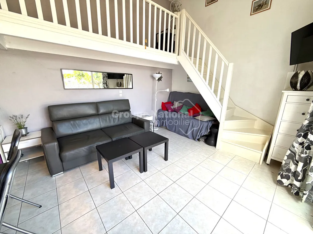 Séjour - Appartement avec Terrasse et Vue Port à Proximité des Commerces