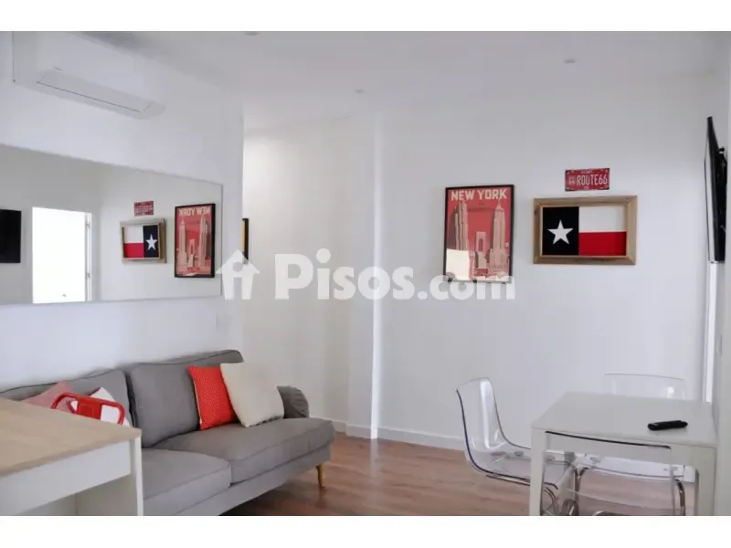 Living Room - Fully Furnished Flat with Balcony in Chamberí