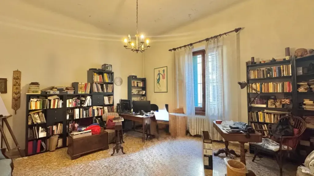 Bureau - Period Apartment with Balcony in Florence