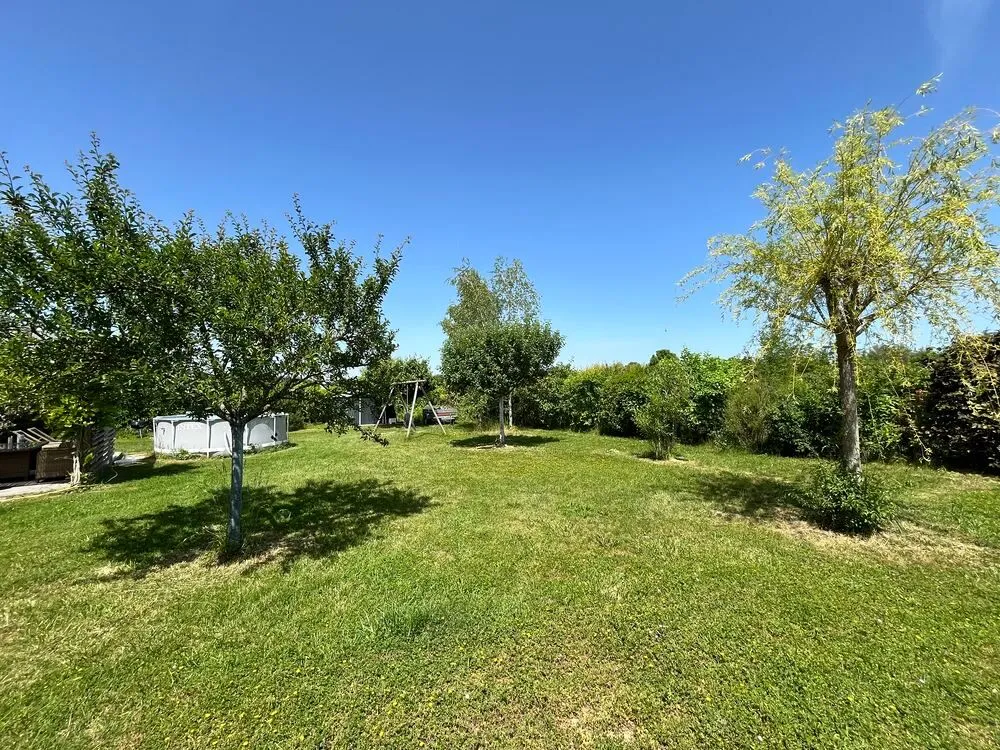 Jardin - Maison Plain-Pied avec Jardin et Garage à Proximité des Écoles