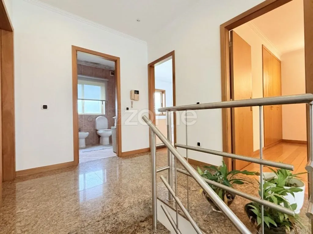 Esik - Luxury House with Garage in Brito, Guimarães