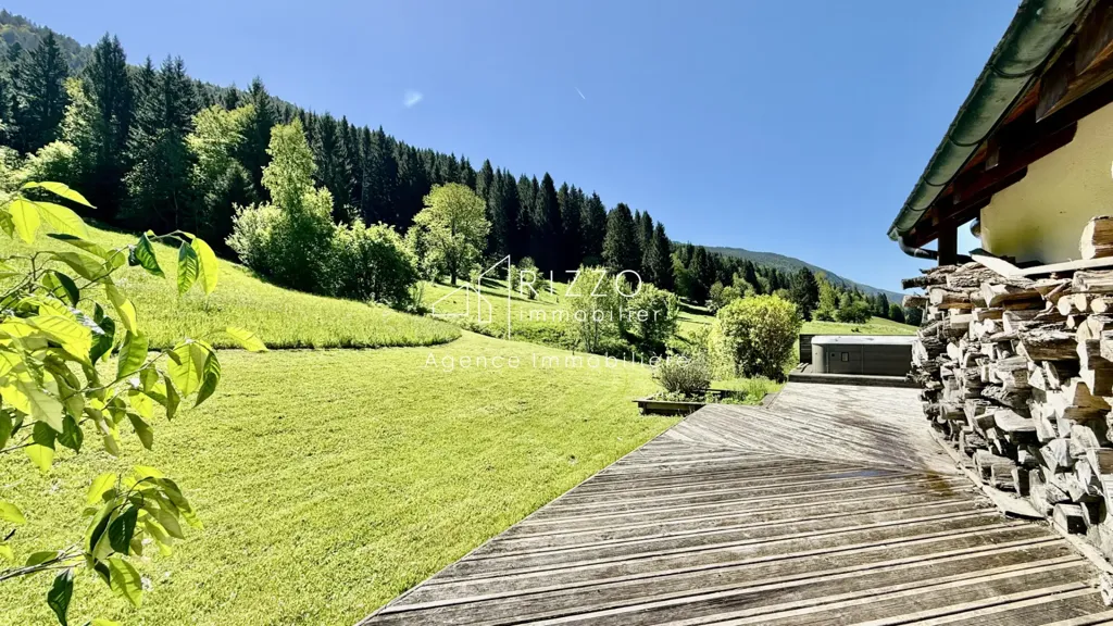 Garden - House with Ski Access in Mijoux