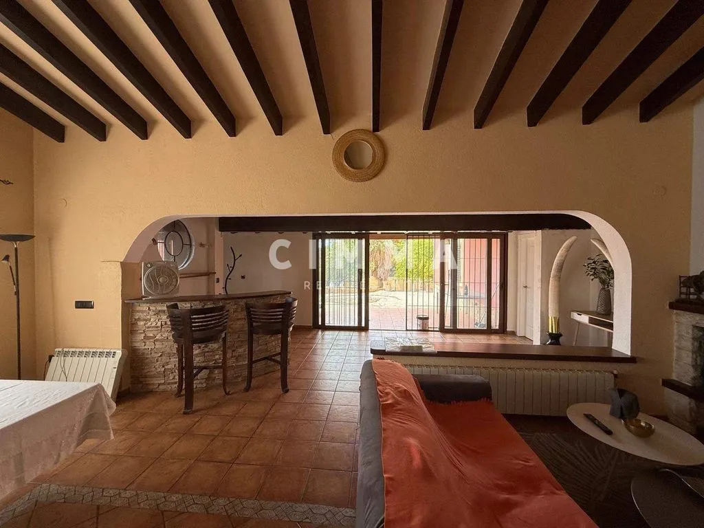 Elutuba - Five-Bedroom Chalet with Large Plot in La Nucía