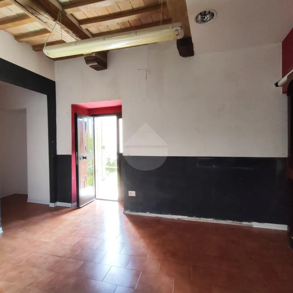 Pièces - Commercial Unit with Street Frontage in Gubbio Centre