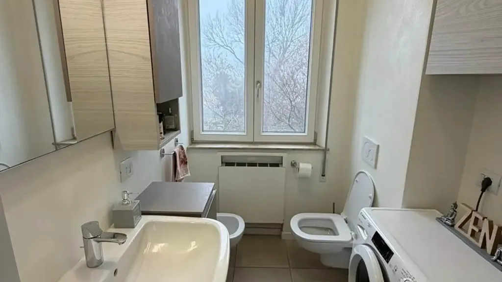 Salles de bain - Rustic-Style Flat with Balcony in Mantova