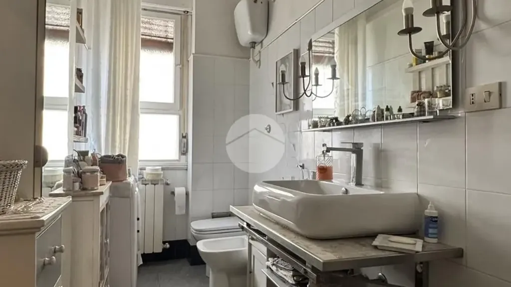 Salles de bain - Rustic-Style Apartment with Balcony in Florence
