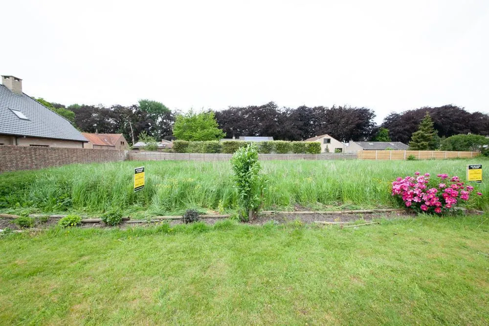 Jardin - Terrain à Bâtir avec Permis d'Urbanisation à Proximité