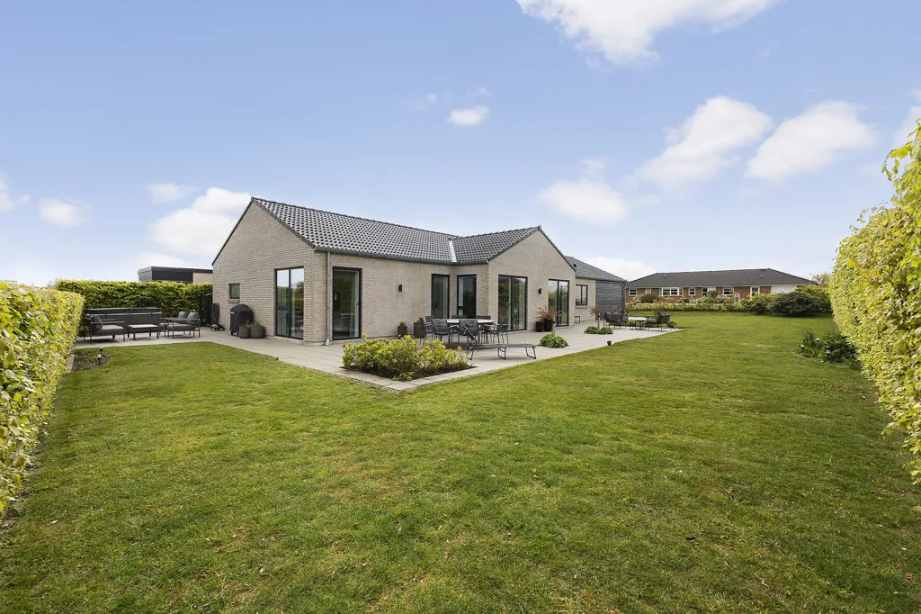 Jardin - Modern Villa with Terraced Garden in Struer