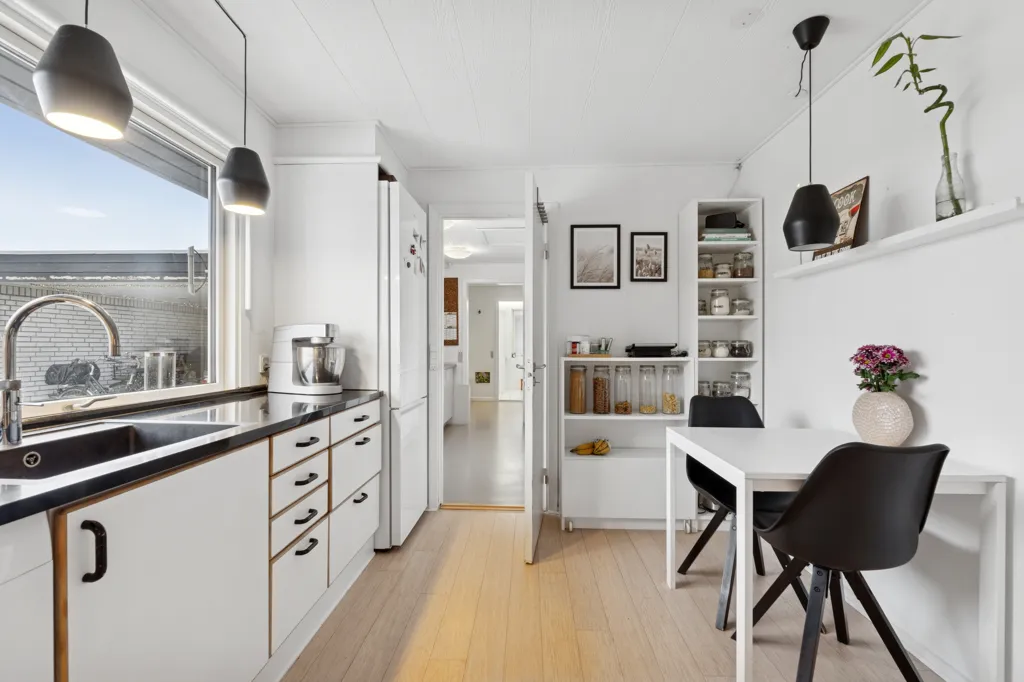 Cuisine - Spacious Bungalow with Garden in Odense