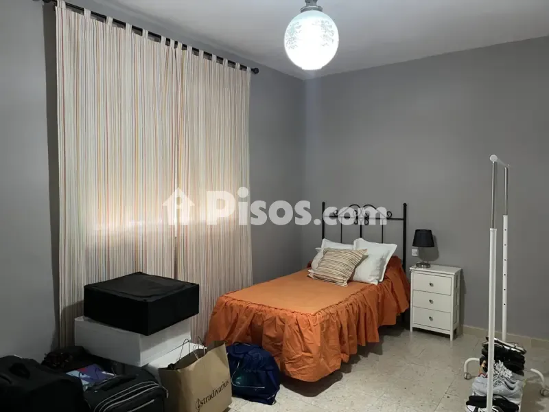 Chambres - Bright Apartment with Balcony in Central Location