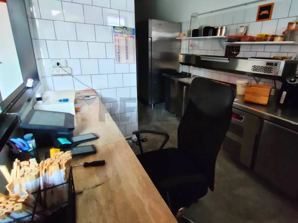 Cuisine - Commercial Space with Vitrine in Piana del Sole, Rome