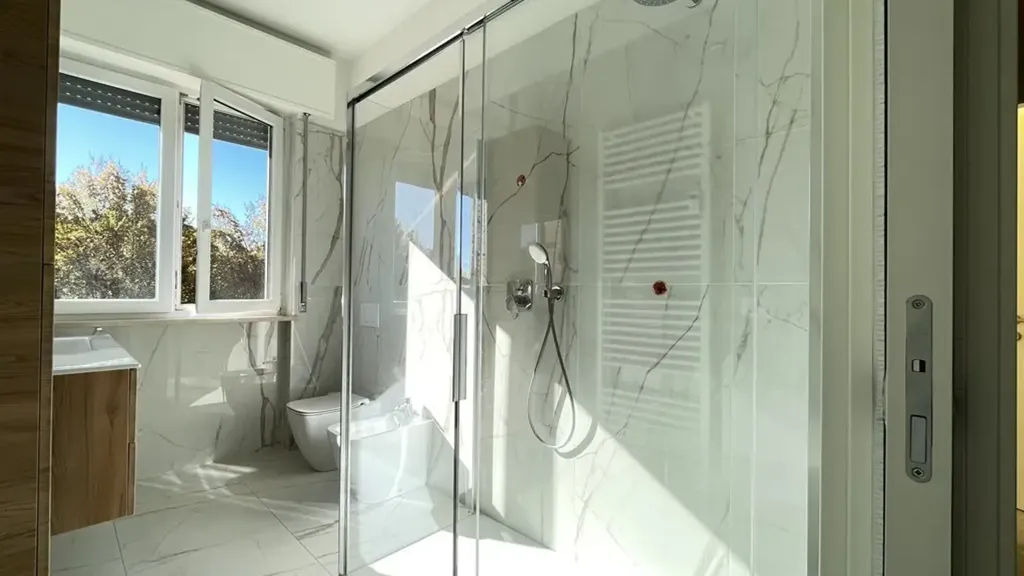 Salles de bain - Rearranged Apartment with Balcony in Curno