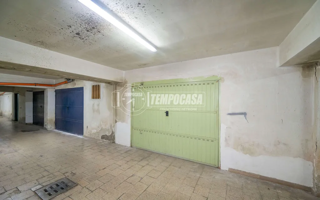 Garaaž - First Floor Flat with Balcony in Messina