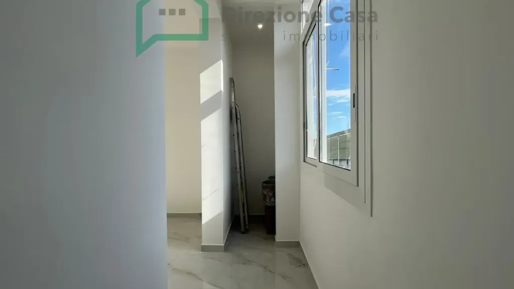 Entrée - Rear-Facing Apartment with Balcony in Naples