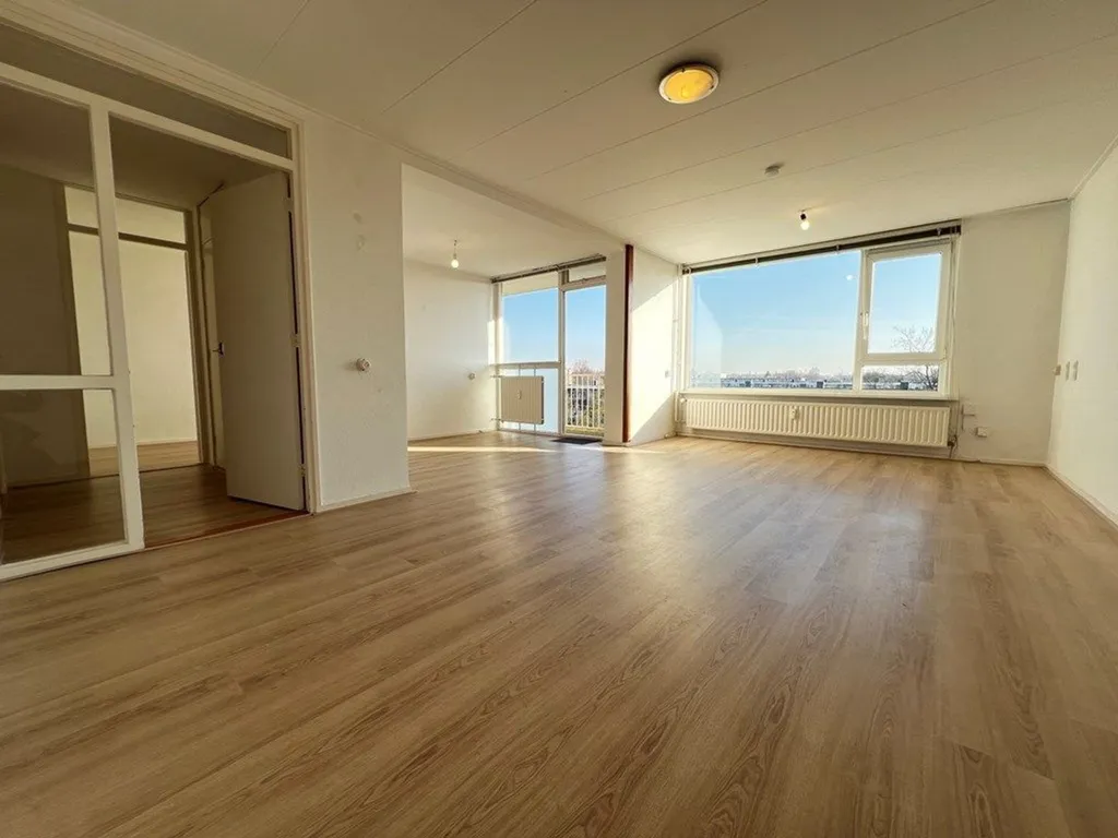 Elutuba - 4-Bedroom Apartment with Balcony in Delft