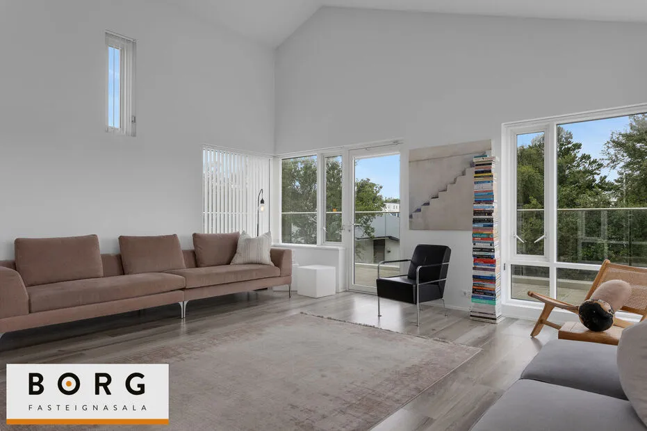 Séjour - Penthouse with Large Balcony in Kópavogur