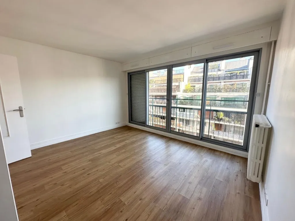 Toad - Studio with Eiffel View in 16th Arrondissement