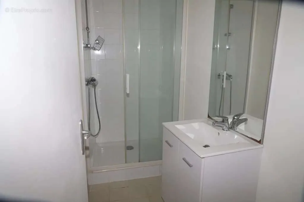 Vannitoad - Renovated Multi-Unit Building with Parking in Foix